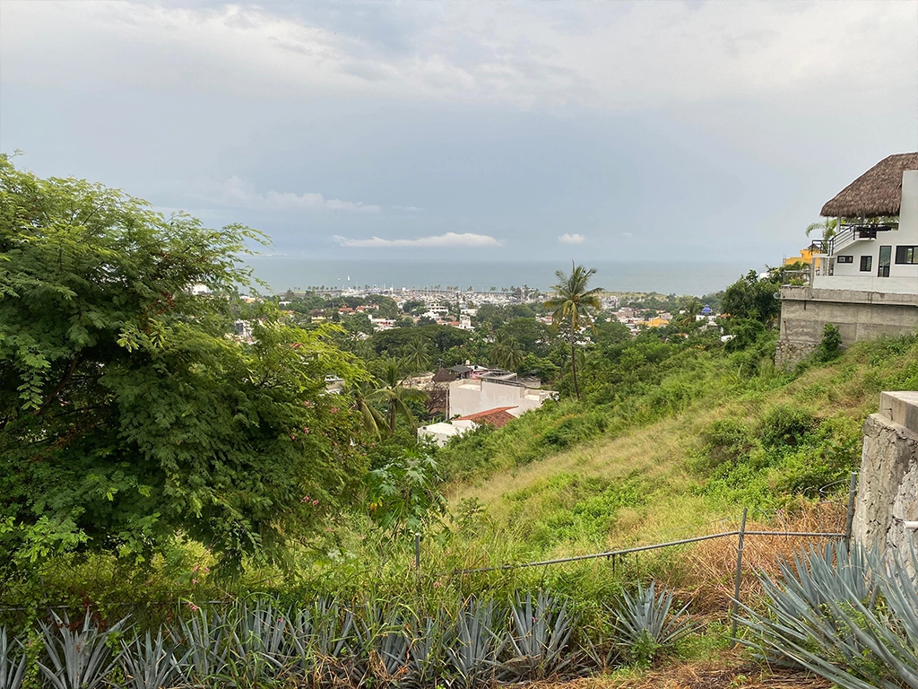Surroundings of the land and the town of La Cruz de Huanacaxtle.